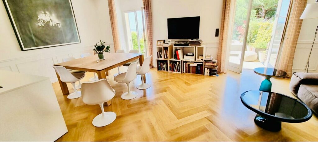 Appartement dans ancien et prestigieux palace – 4 pièces – 2 chambres – 97 m²