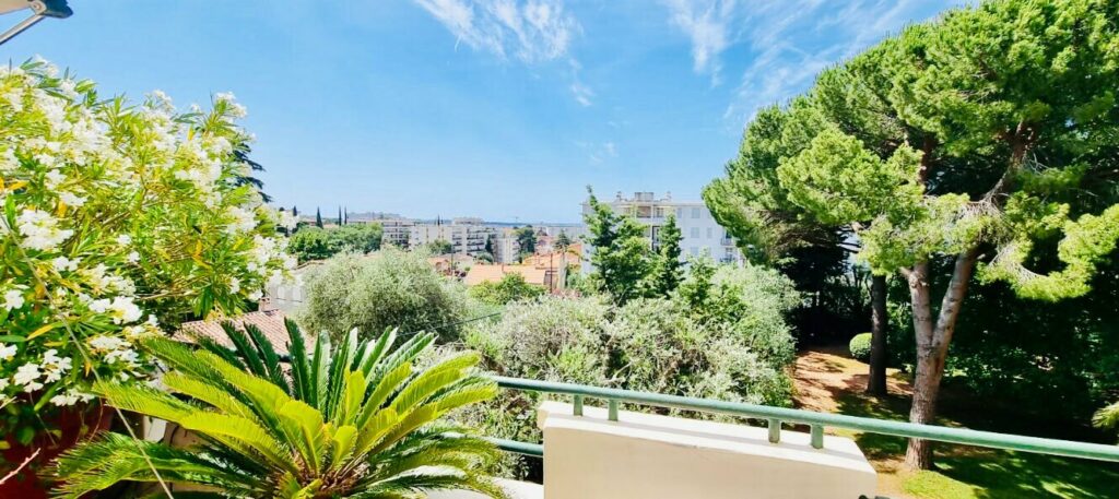 Appartement dans ancien et prestigieux palace – 4 pièces – 2 chambres – 97 m²