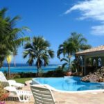 Villa méditerranéenne avec piscine et vue lagon