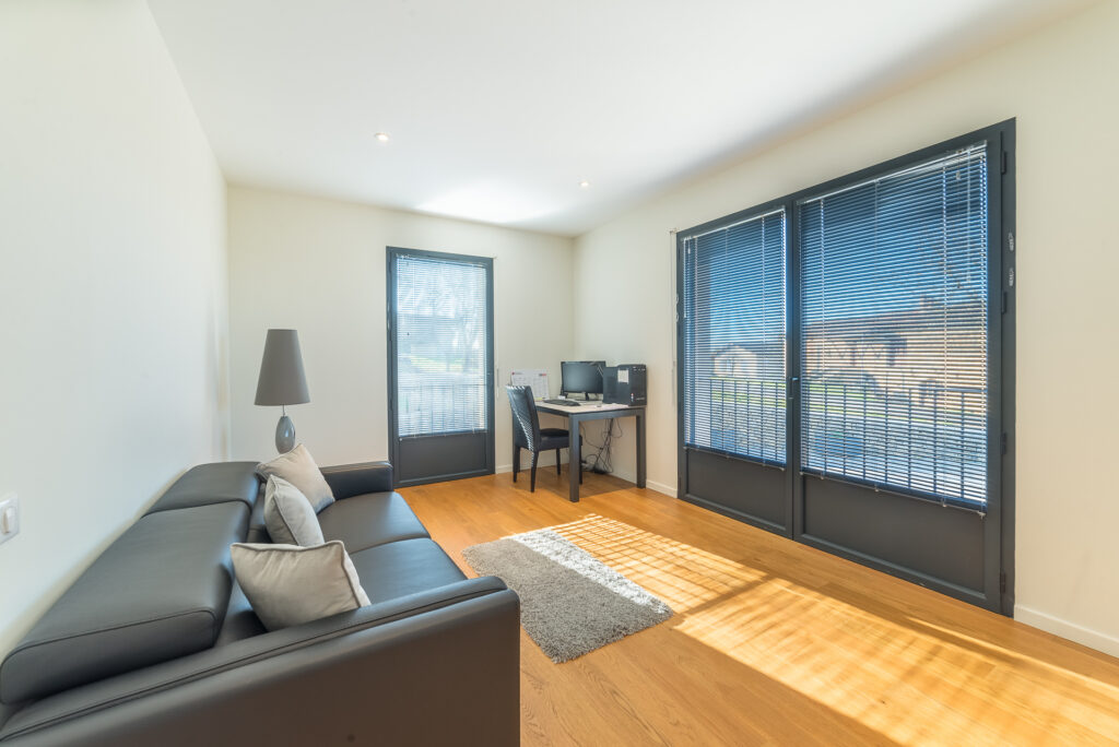 MAGNIFIQUE VILLA D’ARCHITECTE AVEC PISCINE, TRES BELLE VUE,