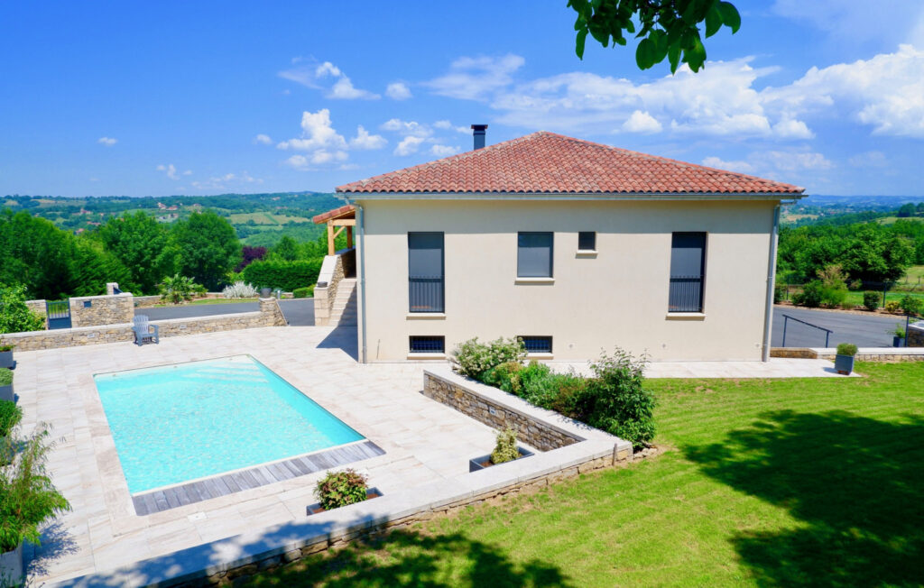 MAGNIFIQUE VILLA D’ARCHITECTE AVEC PISCINE, TRES BELLE VUE,