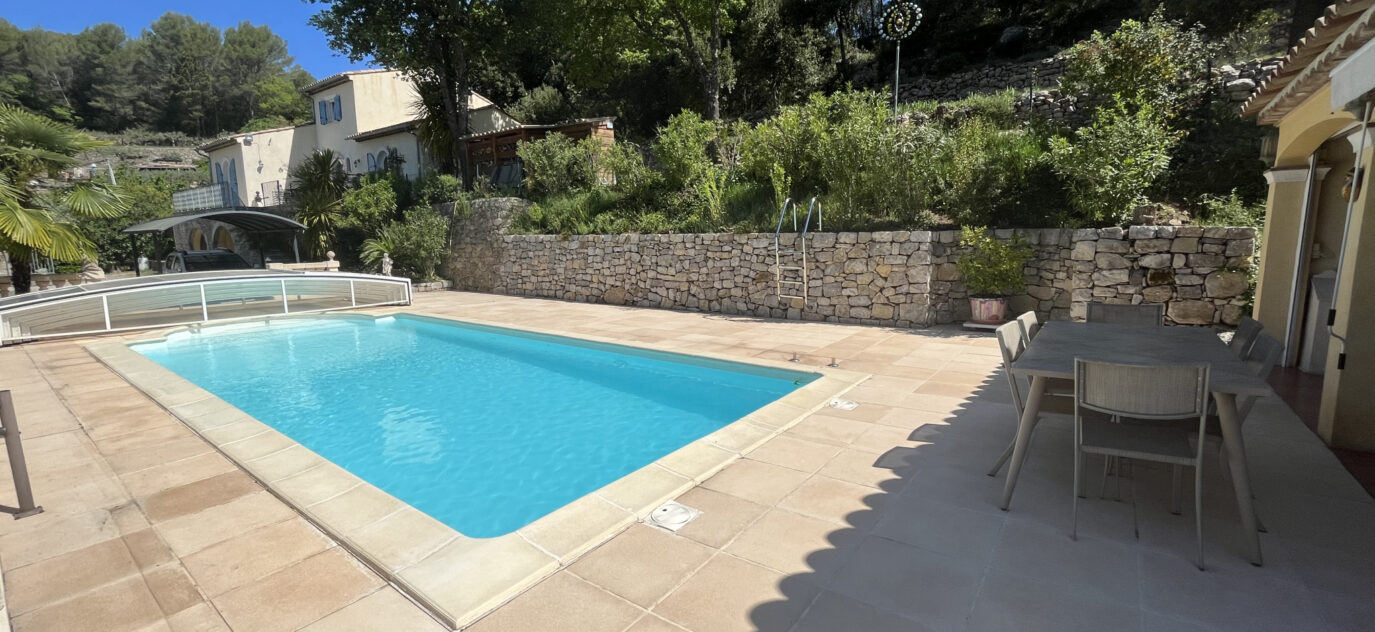 À acheter à Salernes : villa T4 avec piscines et pool house