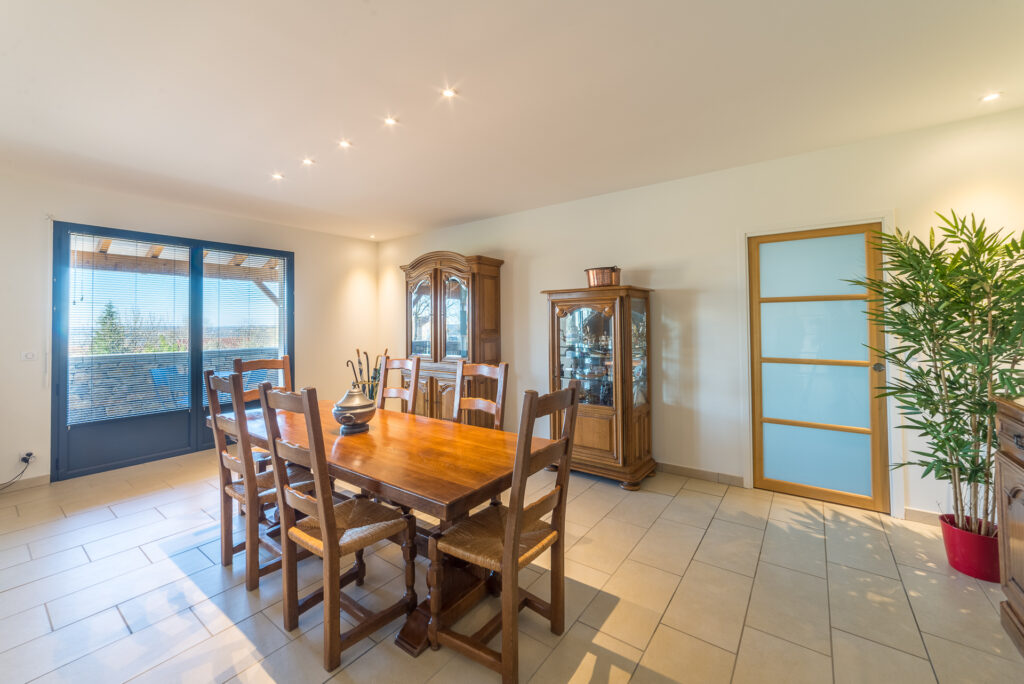 MAGNIFIQUE VILLA D’ARCHITECTE AVEC PISCINE, TRES BELLE VUE,