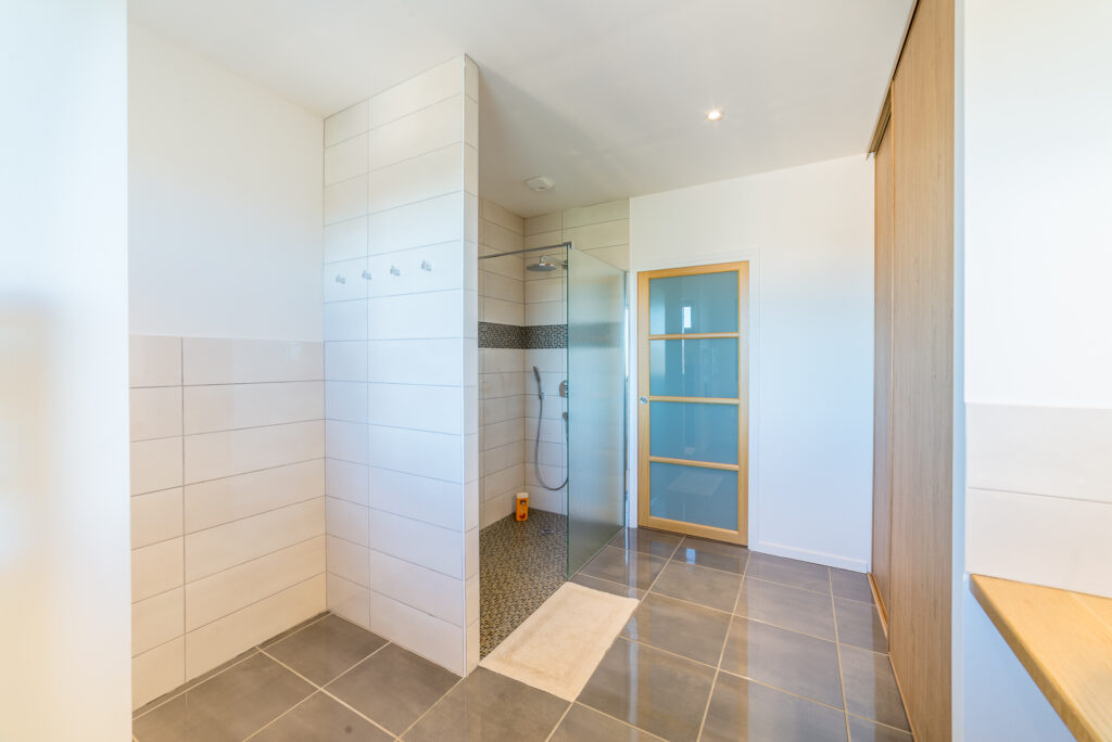 MAGNIFIQUE VILLA D’ARCHITECTE AVEC PISCINE, TRES BELLE VUE,