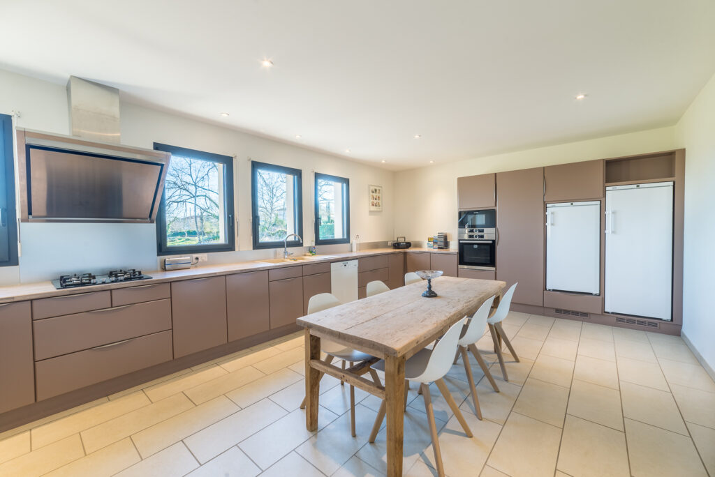 MAGNIFIQUE VILLA D’ARCHITECTE AVEC PISCINE, TRES BELLE VUE,