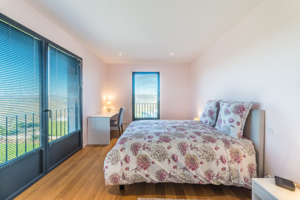 MAGNIFIQUE VILLA D’ARCHITECTE AVEC PISCINE, TRES BELLE VUE,