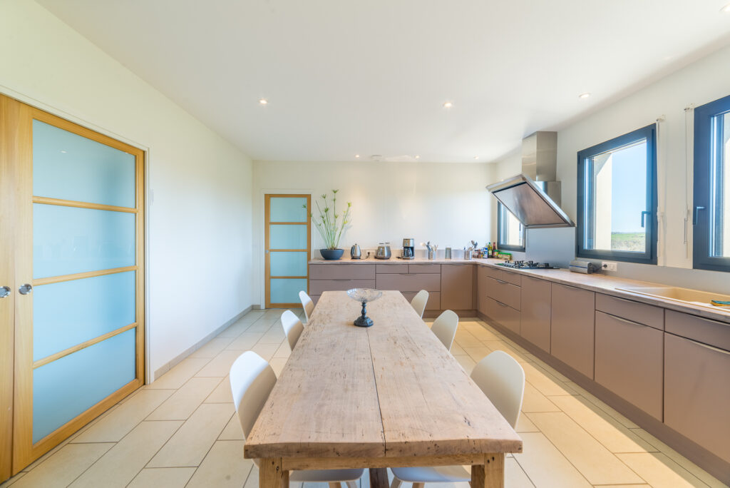 MAGNIFIQUE VILLA D’ARCHITECTE AVEC PISCINE, TRES BELLE VUE,