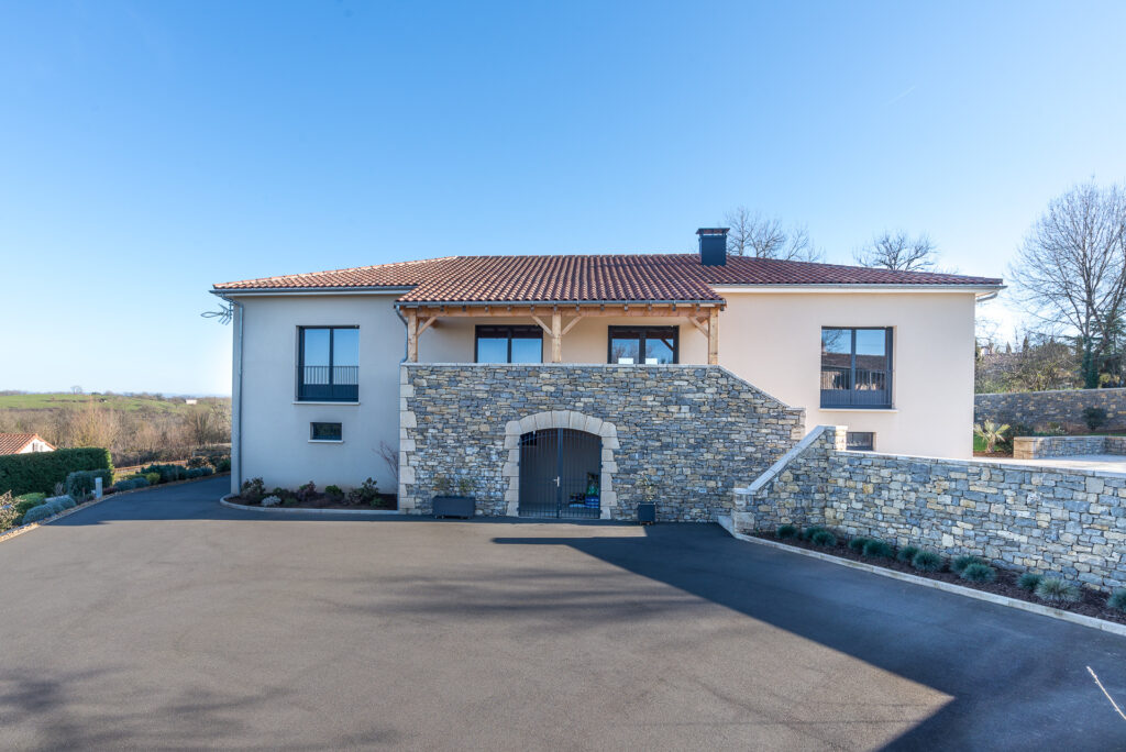 MAGNIFIQUE VILLA D’ARCHITECTE AVEC PISCINE, TRES BELLE VUE,