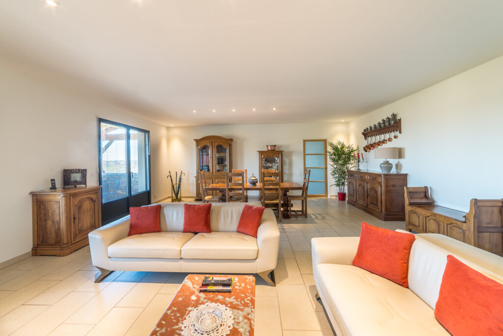 MAGNIFIQUE VILLA D’ARCHITECTE AVEC PISCINE, TRES BELLE VUE,