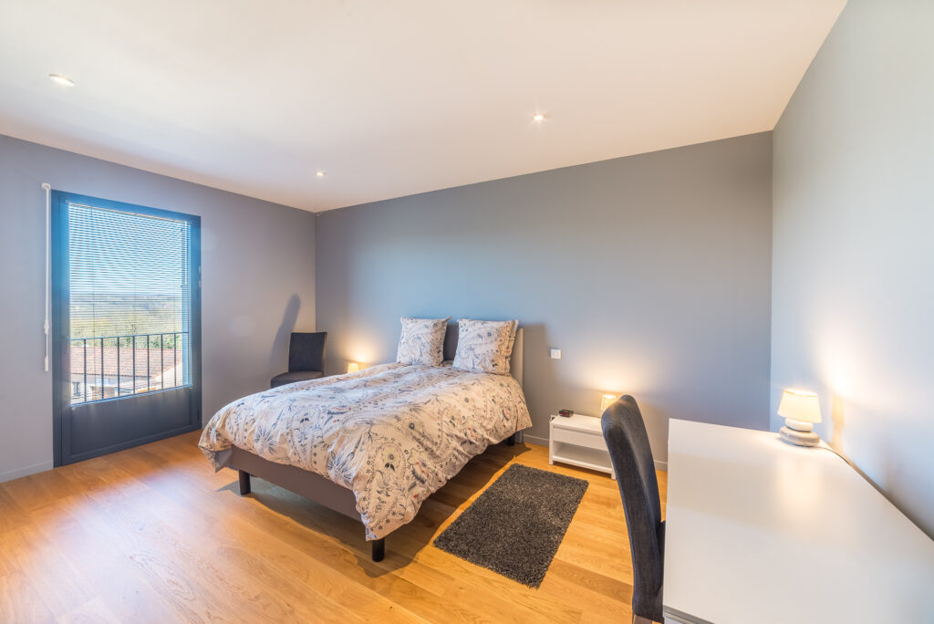 MAGNIFIQUE VILLA D’ARCHITECTE AVEC PISCINE, TRES BELLE VUE,