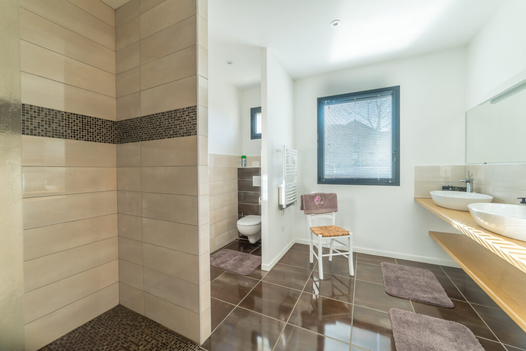 MAGNIFIQUE VILLA D’ARCHITECTE AVEC PISCINE, TRES BELLE VUE,