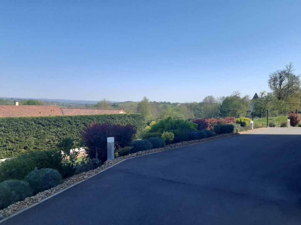 MAGNIFIQUE VILLA D’ARCHITECTE AVEC PISCINE, TRES BELLE VUE,