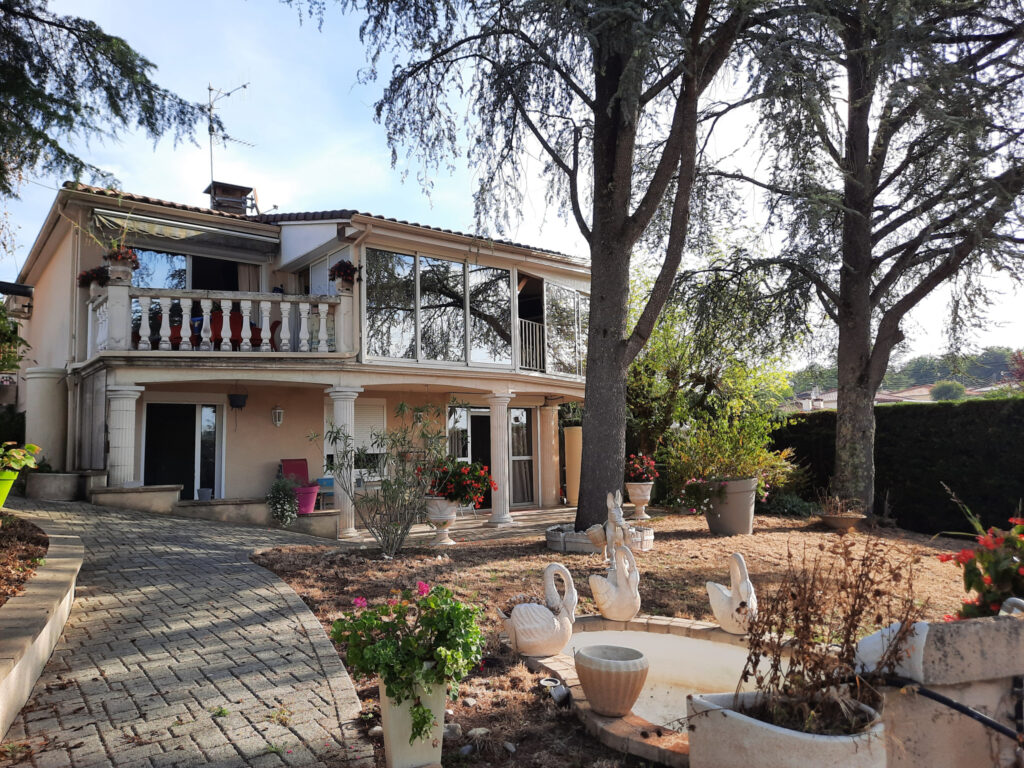 MAISON 10 Pièces 220m2 FIGEAC