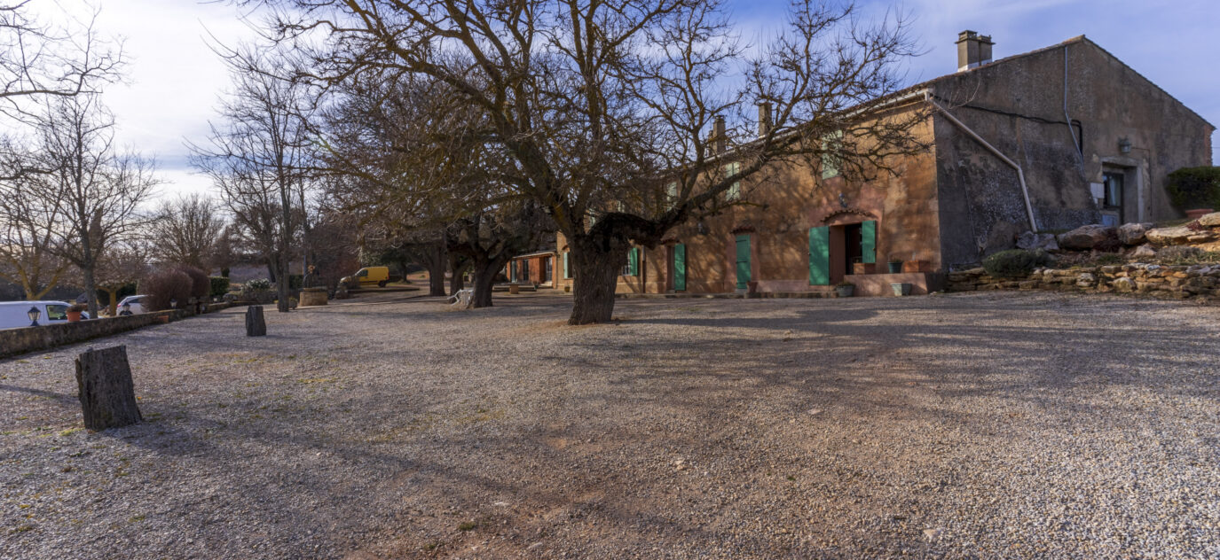 A Vendre, Propriété de 1.400 m2 sur 220 ha à l’Est d’Aix-en-