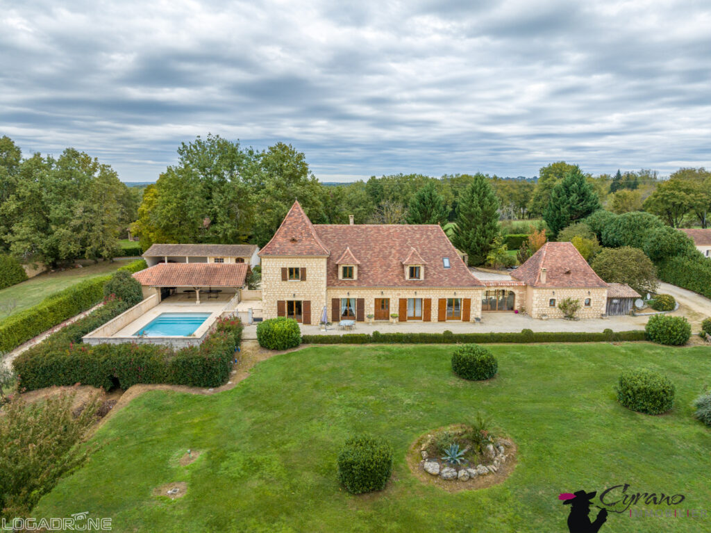 Ensemble immobilier 350 m2 habitables avec dépendances, appa