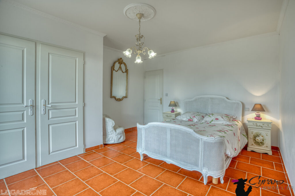 Ensemble immobilier 350 m2 habitables avec dépendances, appa