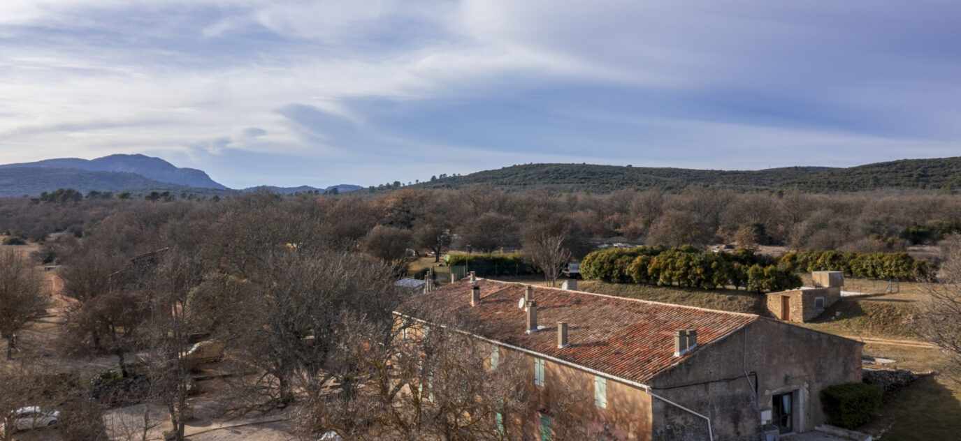 A Vendre, Propriété de 1.400 m2 sur 220 ha à l’Est d’Aix-en-