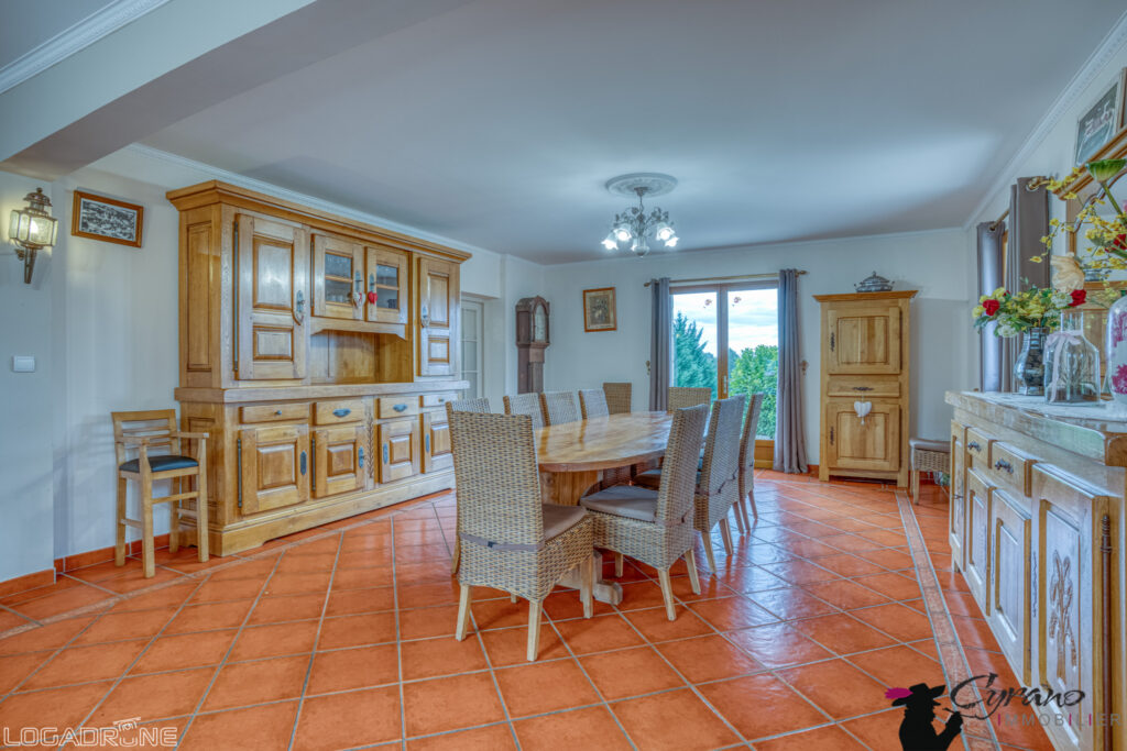 Ensemble immobilier 350 m2 habitables avec dépendances, appa