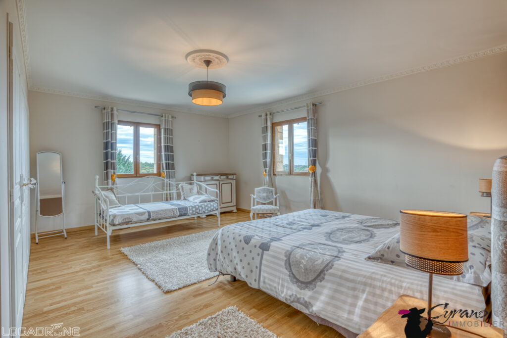 Ensemble immobilier 350 m2 habitables avec dépendances, appa