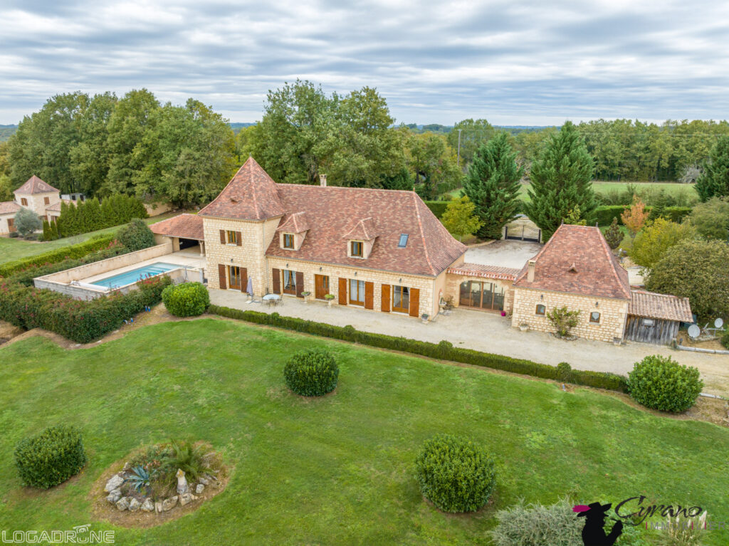 Ensemble immobilier 350 m2 habitables avec dépendances, appa