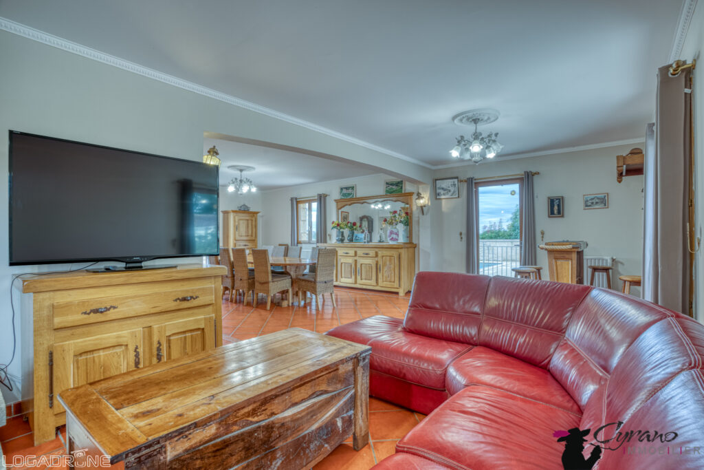 Ensemble immobilier 350 m2 habitables avec dépendances, appa