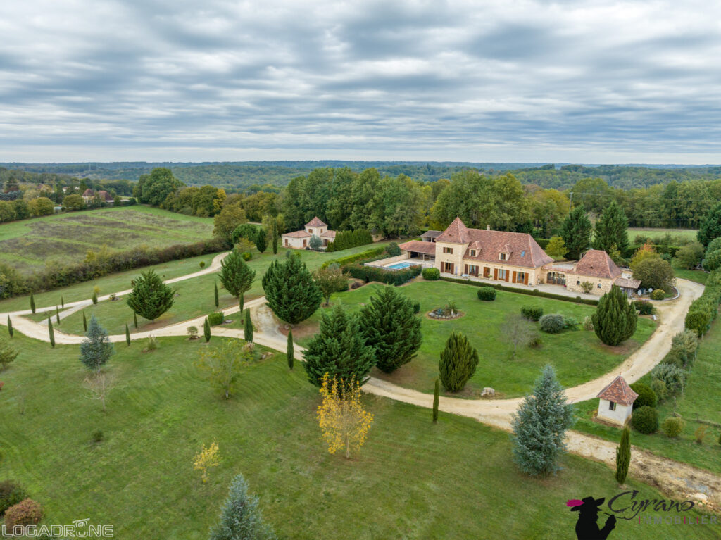 Ensemble immobilier 350 m2 habitables avec dépendances, appa