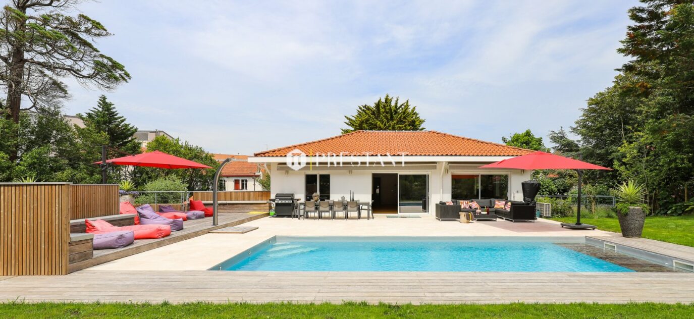 Maison avec piscine – 6 chambres – 12 voyageurs – 320 m²