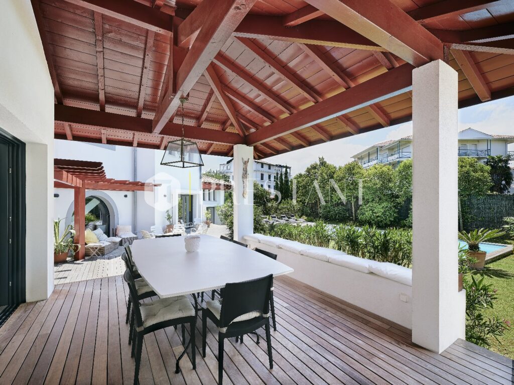 Maison – 8 pièces – 6 chambres – 12 voyageurs – 300 m²