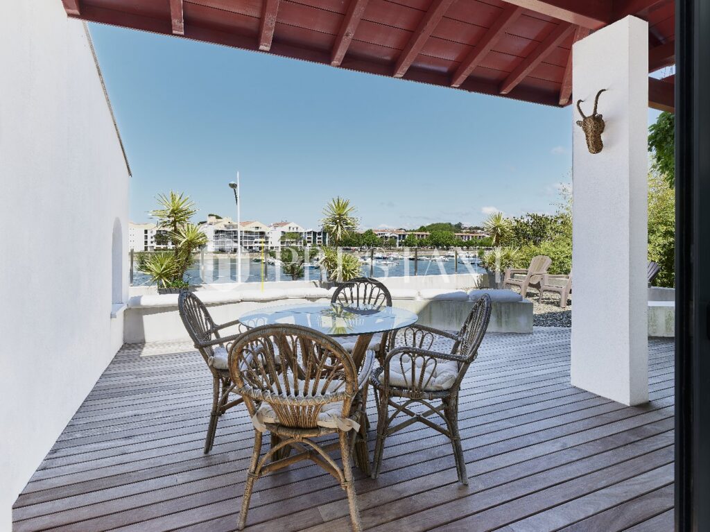 Maison – 8 pièces – 6 chambres – 12 voyageurs – 300 m²