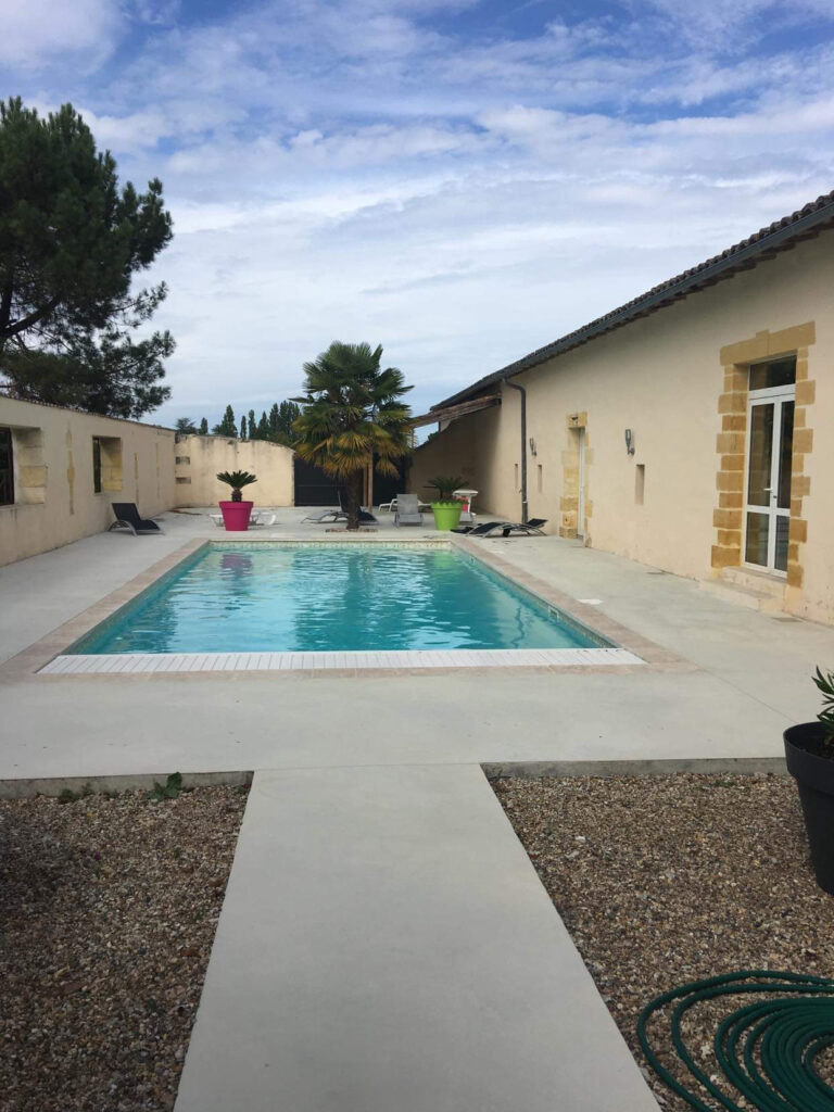  DEMEURE DE PRESTIGE AVEC PISCINE AU COEUR DES VIGNES!