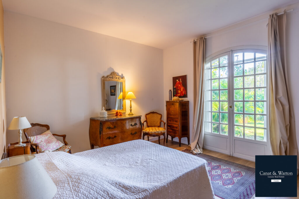 À Vendre, Maison de 200 m2 avec Vue Mer et Piscine sur un Te – 8 pièces – 7 chambres – 200 m²