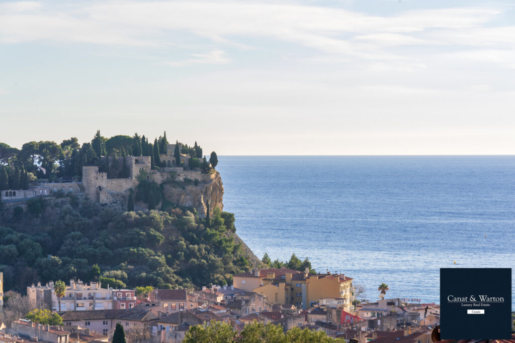 À Vendre, Maison de 200 m2 avec Vue Mer et Piscine sur un Te – 8 pièces – 7 chambres – 200 m²