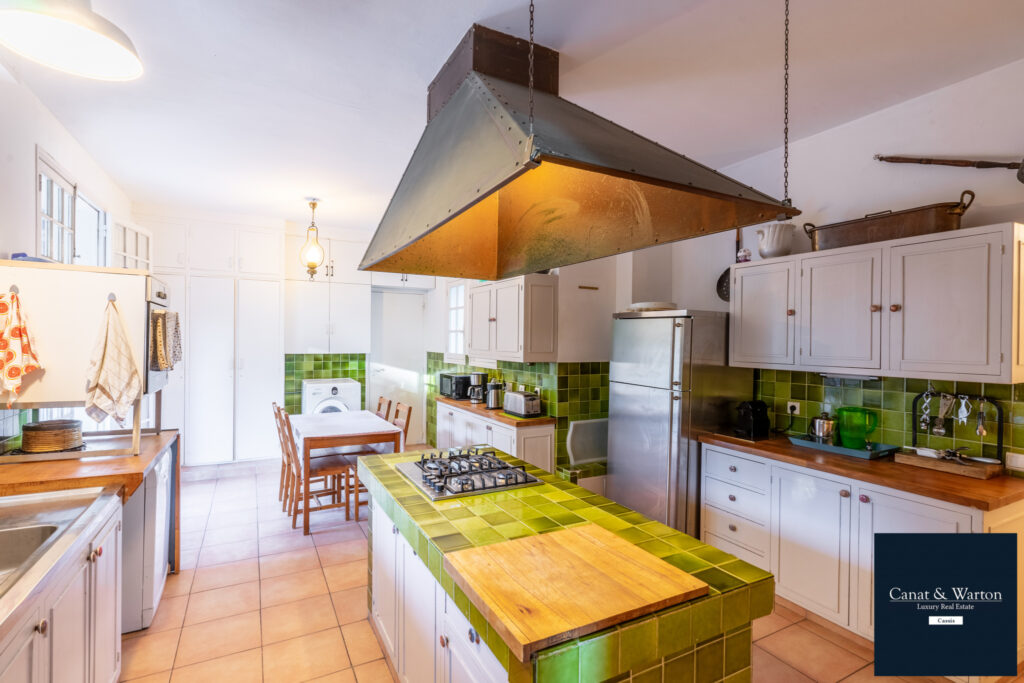 À Vendre, Maison de 200 m2 avec Vue Mer et Piscine sur un Te – 8 pièces – 7 chambres – 200 m²