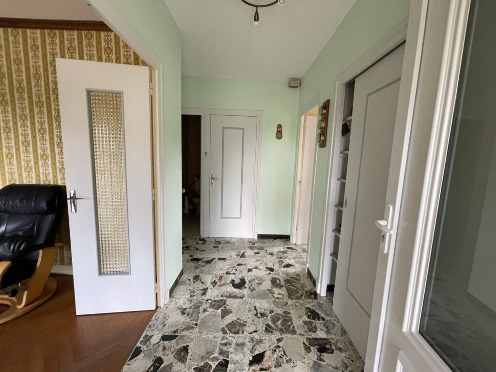 MAISON ELEVEE SUR SOUS-SOL COMPLET AVEC TERRAIN  – 6 pièces – 4 chambres – 119 m²