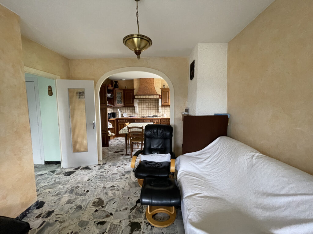 MAISON ELEVEE SUR SOUS-SOL COMPLET AVEC TERRAIN  – 6 pièces – 4 chambres – 119 m²