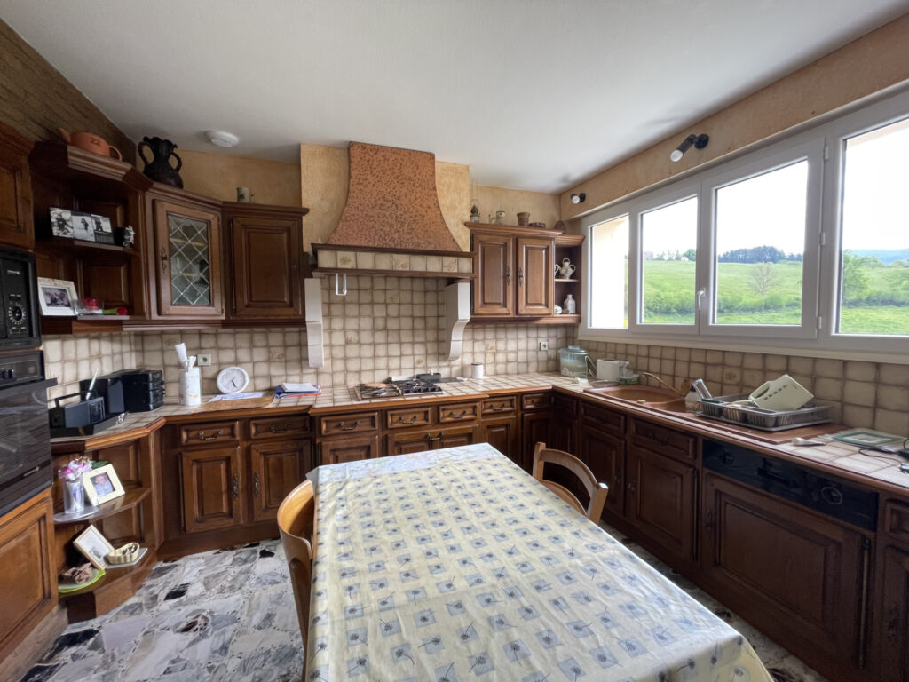 MAISON ELEVEE SUR SOUS-SOL COMPLET AVEC TERRAIN  – 6 pièces – 4 chambres – 119 m²