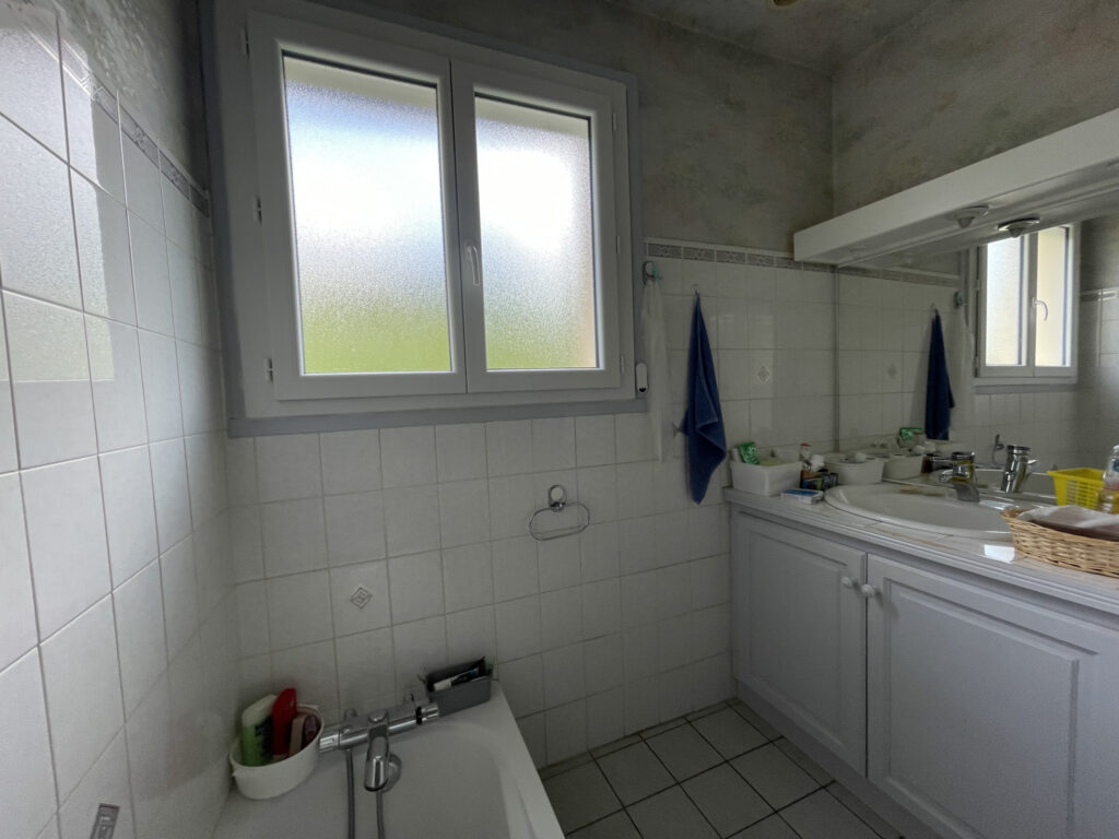 MAISON ELEVEE SUR SOUS-SOL COMPLET AVEC TERRAIN  – 6 pièces – 4 chambres – 119 m²