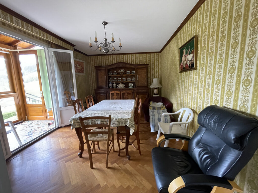 MAISON ELEVEE SUR SOUS-SOL COMPLET AVEC TERRAIN  – 6 pièces – 4 chambres – 119 m²