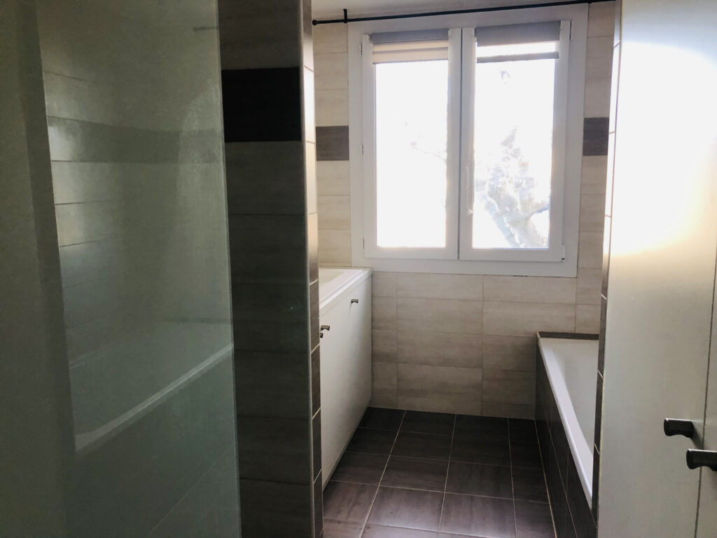 Appartement de 100 m2 avec terrasse à BONNIEUX. Superbe vue  – 5 pièces – 3 chambres – 100 m²