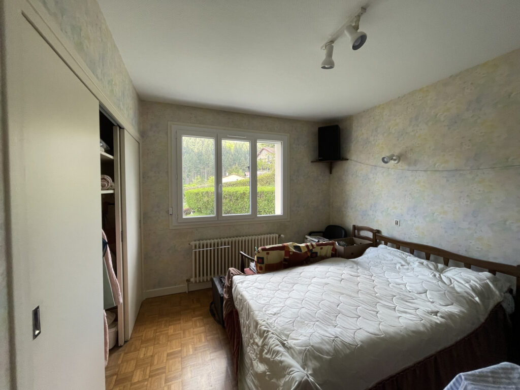 MAISON ELEVEE SUR SOUS-SOL COMPLET AVEC TERRAIN  – 6 pièces – 4 chambres – 119 m²