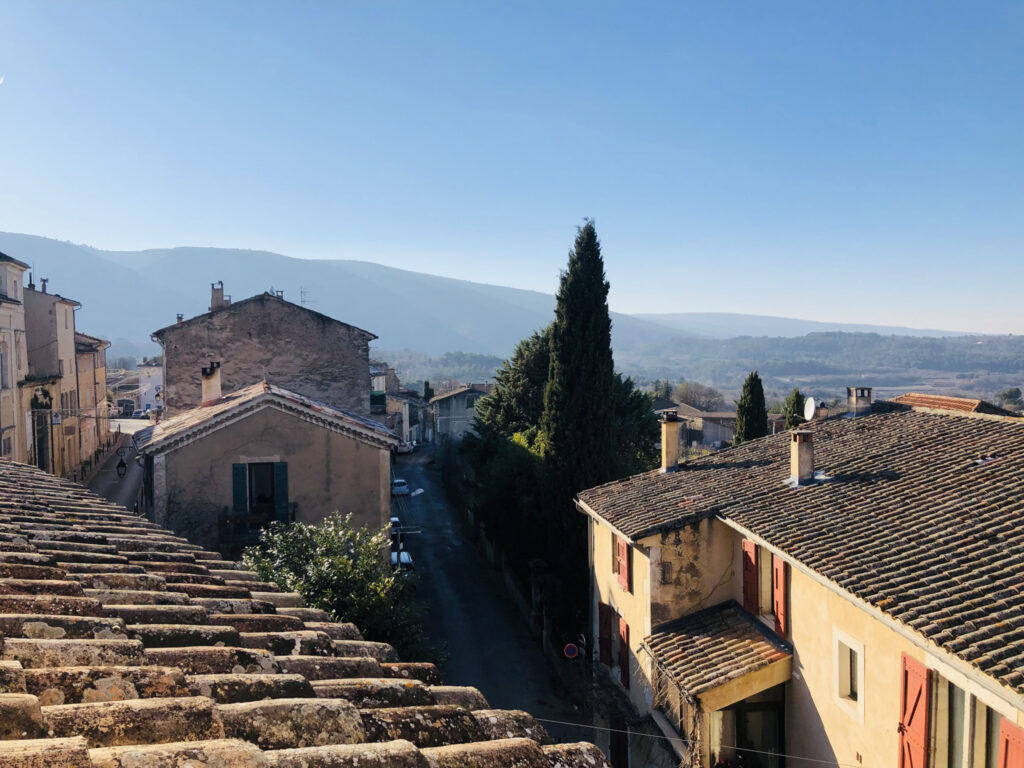 Appartement de 100 m2 avec terrasse à BONNIEUX. Superbe vue  – 5 pièces – 3 chambres – 100 m²