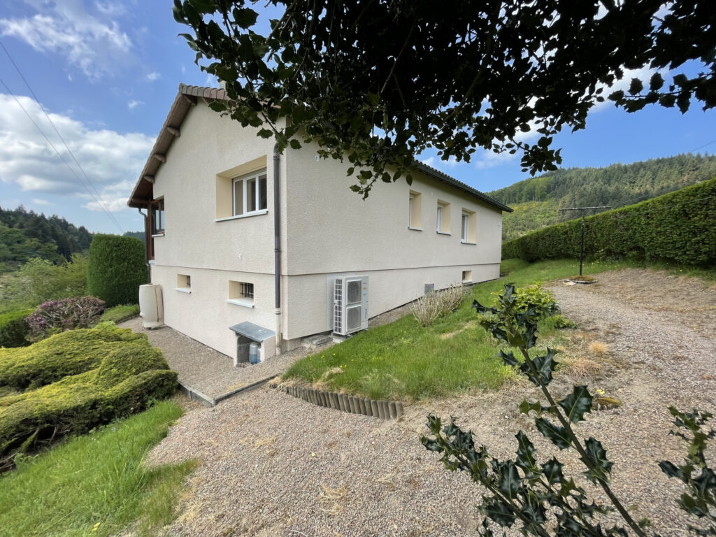 MAISON ELEVEE SUR SOUS-SOL COMPLET AVEC TERRAIN  – 6 pièces – 4 chambres – 119 m²