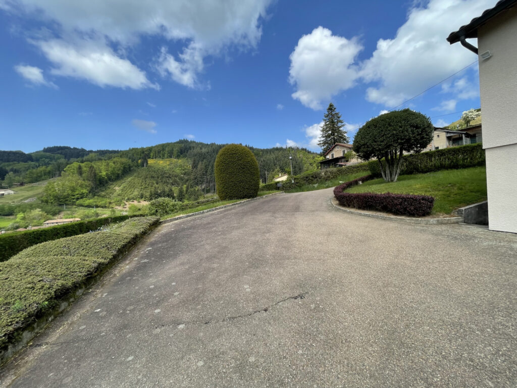 MAISON ELEVEE SUR SOUS-SOL COMPLET AVEC TERRAIN  – 6 pièces – 4 chambres – 119 m²