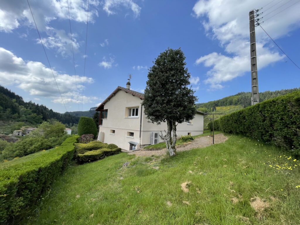 MAISON ELEVEE SUR SOUS-SOL COMPLET AVEC TERRAIN  – 6 pièces – 4 chambres – 119 m²