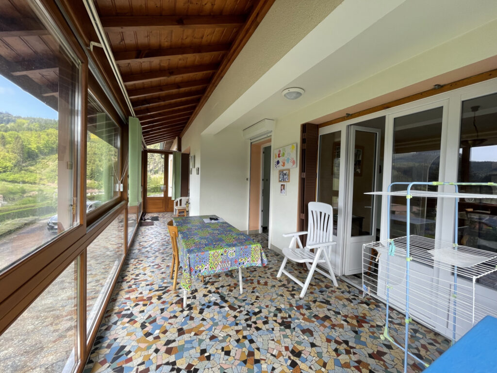 MAISON ELEVEE SUR SOUS-SOL COMPLET AVEC TERRAIN  – 6 pièces – 4 chambres – 119 m²