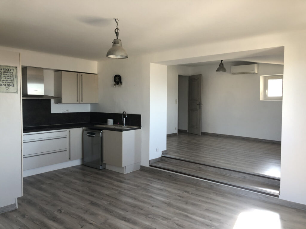 Appartement de 100 m2 avec terrasse à BONNIEUX. Superbe vue  – 5 pièces – 3 chambres – 100 m²