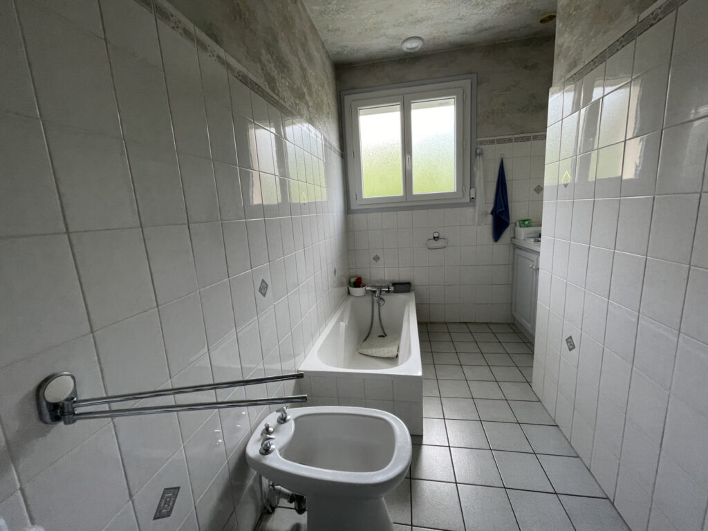 MAISON ELEVEE SUR SOUS-SOL COMPLET AVEC TERRAIN  – 6 pièces – 4 chambres – 119 m²