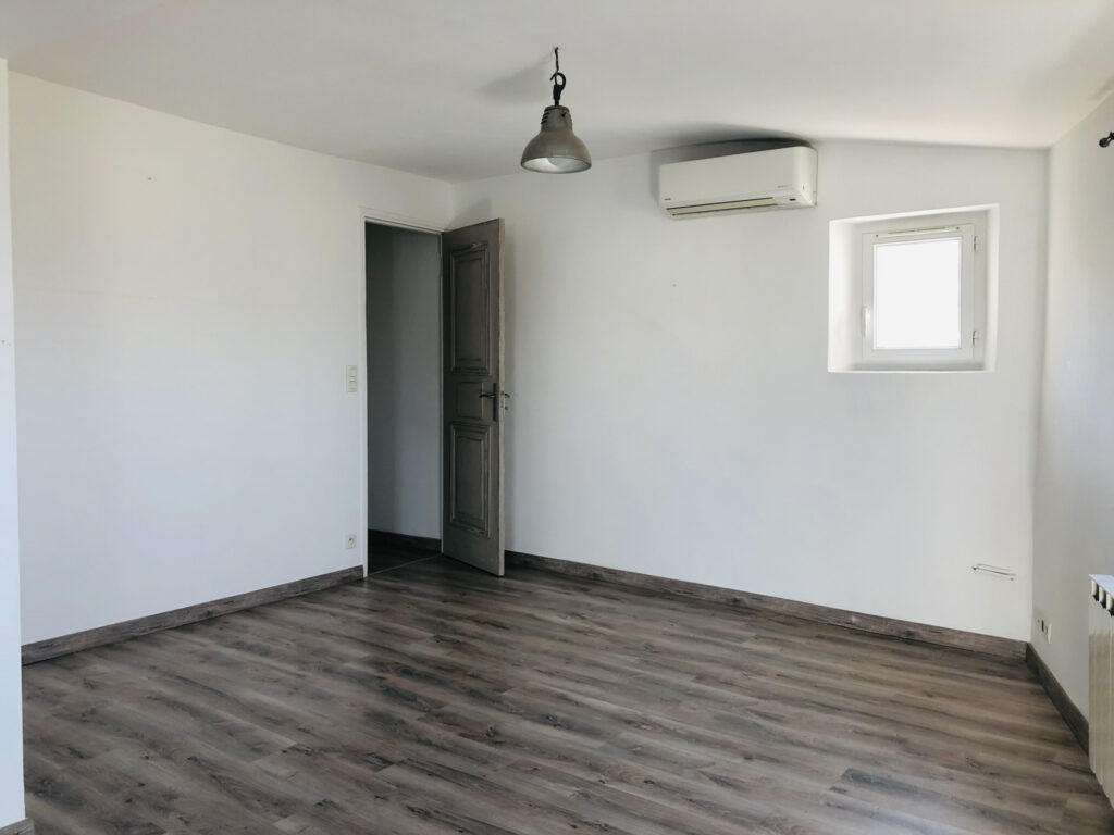 Appartement de 100 m2 avec terrasse à BONNIEUX. Superbe vue  – 5 pièces – 3 chambres – 100 m²