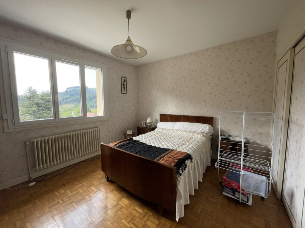 MAISON ELEVEE SUR SOUS-SOL COMPLET AVEC TERRAIN  – 6 pièces – 4 chambres – 119 m²