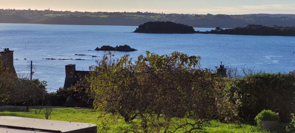 Sur la commune de PLOUBAZLANEC, propriété à vendre avec vue  – 6 pièces – 5 chambres – 180 m²